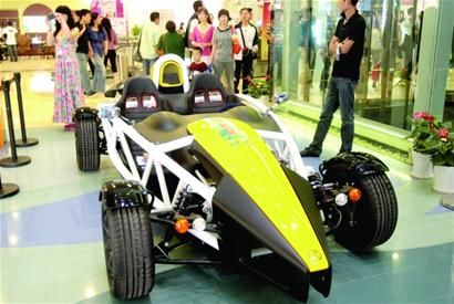 模特戴两亿元缅甸翡翠创纪录清代名瓷与F1赛车游艇拼魅力(组图)  第5张