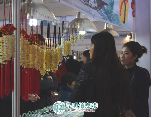 国内最大“翡翠白菜”亮相昆明新年国际珠宝展(组图)  第3张