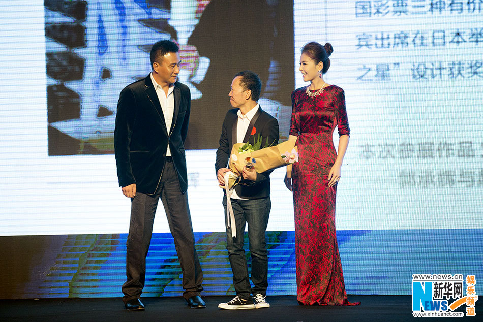 翡翠没人买刘涛红色拖尾长裙典雅亮相 天价戴亮红色翡翠(图)  第2张