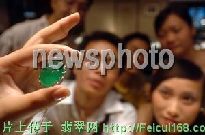 翡翠元宝挂件图片天价翡翠耀眼宁波（组图）  第3张