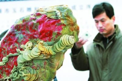 会卡沙皮翡翠原石珠宝展上玉器大腕真不少(图)  第2张