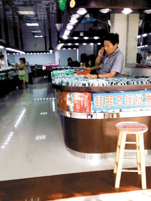 怎么区分翡翠冰种和翡翠冰糯种玉石质量下滑价格反涨：多为枪手高价拦标  第2张