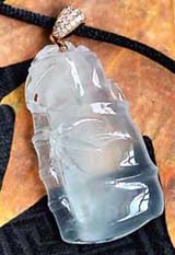 精品冰种翡翠挂件 该如何呵护您的翡翠  第2张