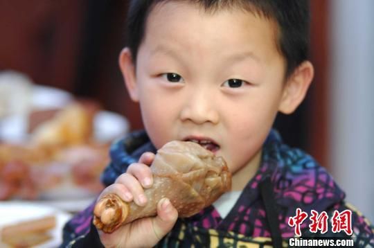 翡和翡翠有什么区别男子收集数吨原石制作石头宴  第2张