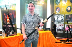 鉴别翡翠泡水法周末可到会展中心观宝剑买翡翠(组图)  第2张