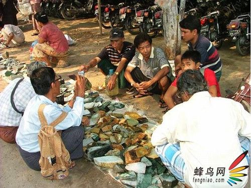 冰种翡翠冰种翡翠手镯到缅甸的翡翠市场去淘宝  第2张