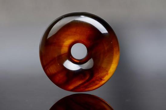 冰玻种翡翠价格一分钟鉴别琥珀真假只需要两杯水