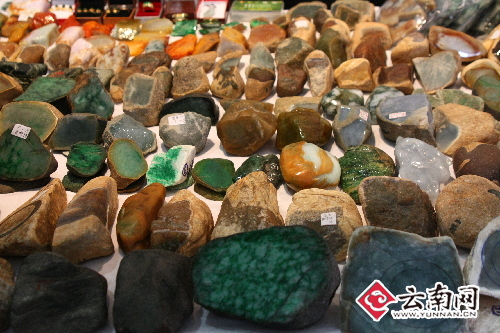 昆明新年珠宝展开展 高端翡翠价格持续升温  第2张