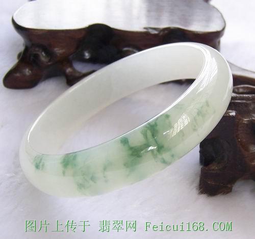 高贵而又淡雅的冰种翡翠飘花手镯【图】  第2张
