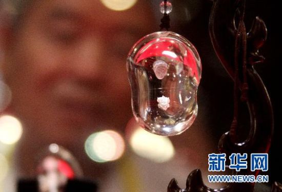 豆种翡翠批发玉石雕刻玉星奖在辽宁岫岩开奖  第2张