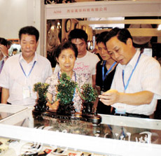 2元翡翠手镯阳美翡翠玉雕京城展风采  第1张