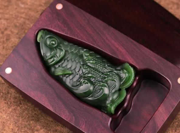 翡翠原石格应角顶级碧玉之——菠菜绿的和田玉！  第1张