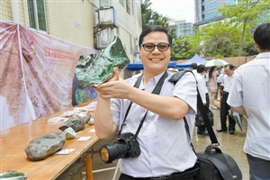 金镶翡翠挂件图片翡翠毛料拍卖：底价千元至800万不等 暗标箱前赌石人络绎不绝  第2张