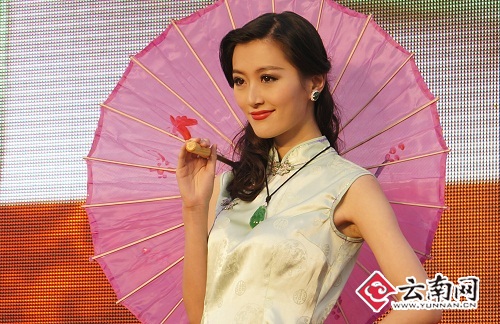 春带彩翡翠手镯价值两岸三地翡翠名家名企聚昆明 奉献“翡翠嘉年华”  第4张