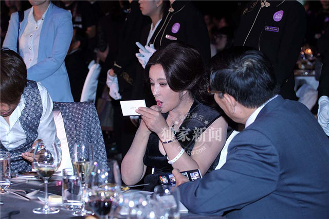 刘晓庆戴百万翡翠 席间与商业精英热聊  第3张