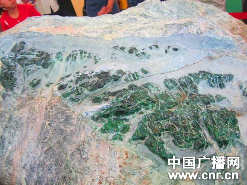 老年人戴手镯翡翠和碧玉哪种合适估价10亿元翡翠毛料亮相昆明泛亚石博会