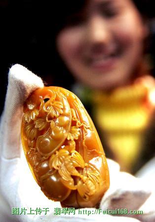 阳绿点翠翡翠手镯田黄石雕刻的名为“瓜果”的作品(图)