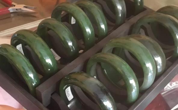 翡翠原石格应角顶级碧玉之——菠菜绿的和田玉！  第17张