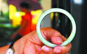 A货翡翠镯边戴边褪色 商家称因环境变化  第1张