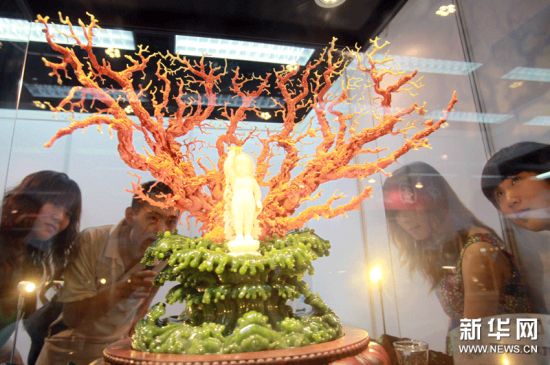 2015翡翠飘花手镯价格珍品荟萃北京夏季国际珠宝展(图)