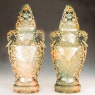 清翡翠菊花纹环耳扁盖瓶(图)