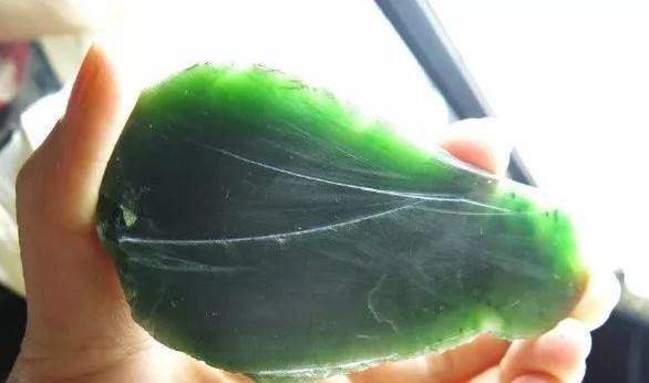 翡翠原石格应角顶级碧玉之——菠菜绿的和田玉！  第10张