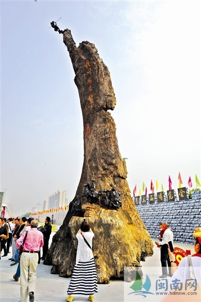 翡翠花生吊坠价格首届惠安雕博会昨开幕 上亿元玉雕惊艳亮相(图)  第2张