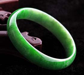 我这块是不是这块翡翠原石中秋节临近 翡翠首饰成送礼新宠（图）  第4张