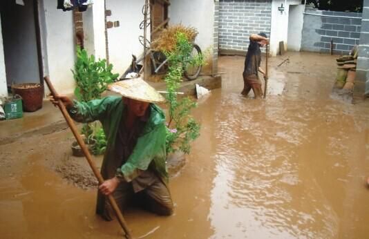 中国玉都大爱无疆行动总动员赈灾芒海镇户那村  第2张
