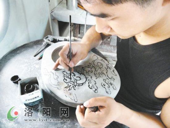 制砚师：刀锋藏巧思石上也生花  第2张