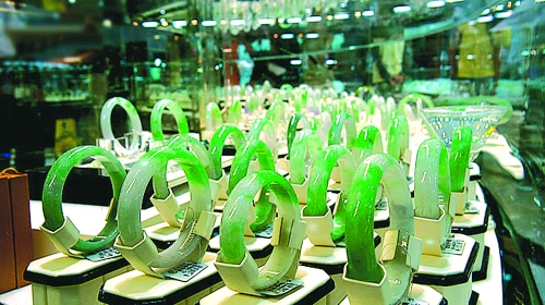 翡翠玉石里面有绿点翡翠行业迎来大洗牌 提升产品价值成主流  第4张