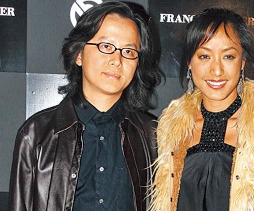 如何识别真假翡翠手镯蒋怡情定42岁香港珠宝商 米歇尔曾戴其作品  第2张