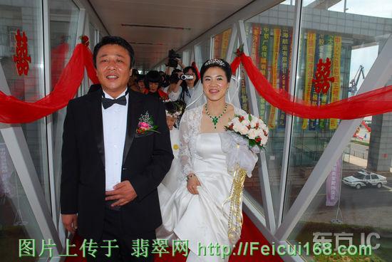 组图：王楠豪华油轮上完婚 翡翠首饰价值不菲  第3张