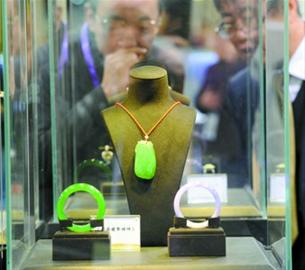 翡翠注胶怎么辨别上亿元满绿翡翠手镯很养眼