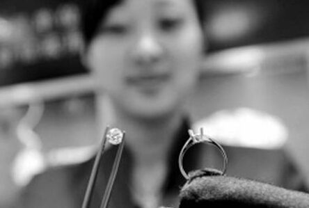 揭秘钻石行业乱象：虚标净度缺斤短两