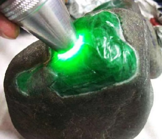 亲身经历翡翠赌石 50元切一刀  第2张