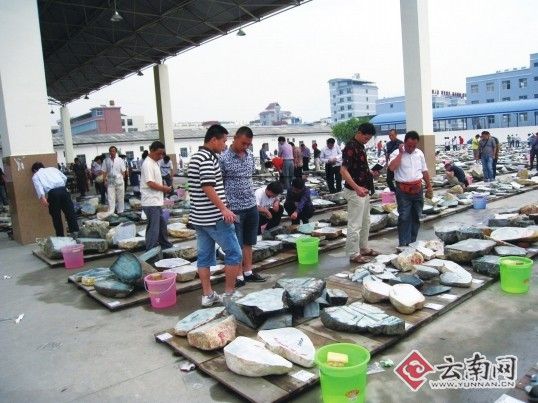 戴翡翠吊坠盈江首办翡翠毛料公盘 5400份毛料创历史之最  第2张