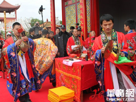 两岸近万名信众参加赠台翡翠妈祖像开光仪式  第6张