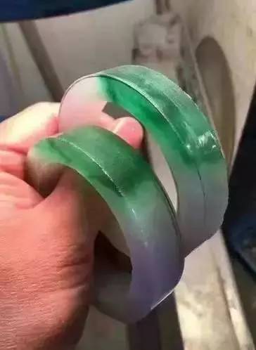 批发翡翠挂件为什么翡翠手镯带点绿色就这么贵？原因在这里  第7张