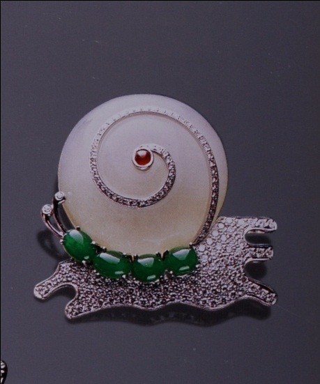 翡翠黑豆种张煦?经典珠宝系列 翡翠胸针成毕生主打曲  第2张