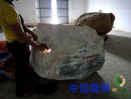 中国翡翠毛料欣赏与交流--罕见6.4吨满春带高绿翡翠大原石(组图二)  第2张