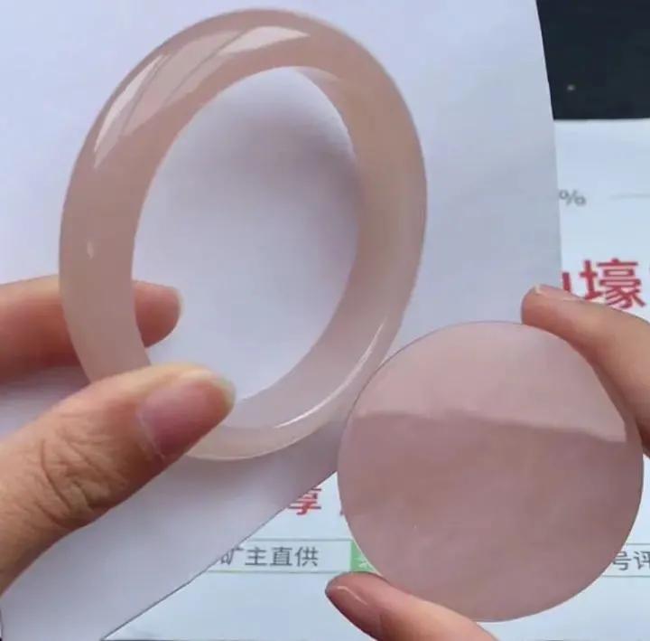 为什么玻璃种翡翠最贵翡翠有红绿黄紫白黑，但粉色呢？粉色翡翠有多美？真实存在吗？  第1张