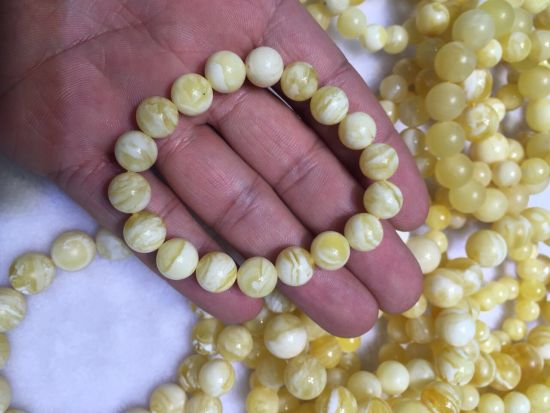 翡翠手镯扁条图片白蜜蜡：琥珀蜜蜡家族的白富美  第2张