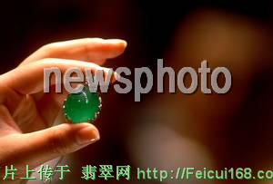 翡翠元宝挂件图片天价翡翠耀眼宁波（组图）  第2张