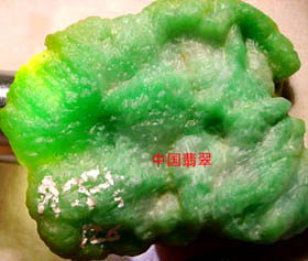 不规则翡翠吊坠收藏家青睐的老坑翡翠原石图文三  第5张