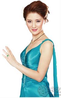 翡翠带绿玉手镯好吗翡翠使女人举手投足之间流露丰韵与优雅  第3张