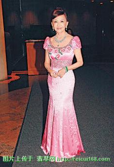 郑明明嫁女儿戴千万传家宝 艳压全场(图)  第2张