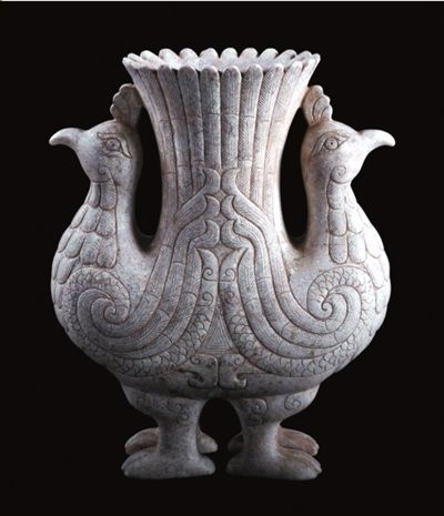 墨绿翡翠玉镯价格杜平：晚商高古玉双凤尊赏析(图)  第2张