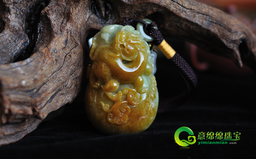 鲜艳靓丽豆青种翡翠手玩 价格适中受人们青睐  第3张