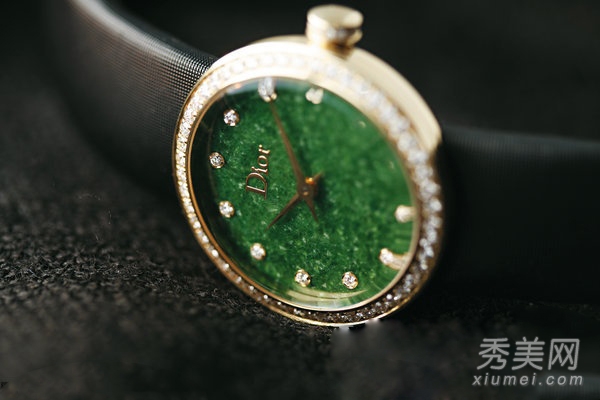纯银项链配什么吊坠好看浪漫之约迪奥翡翠系列腕表 代表对母亲的浓浓爱意  第3张